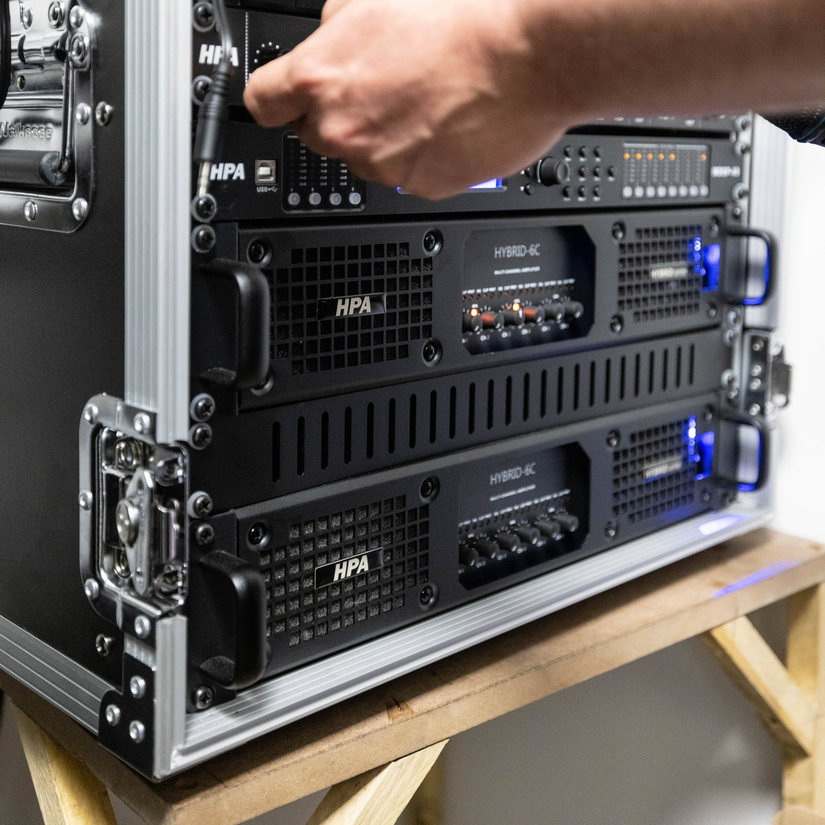 HPA Hybrid-6C – amplificateur monté dans un rack de transport