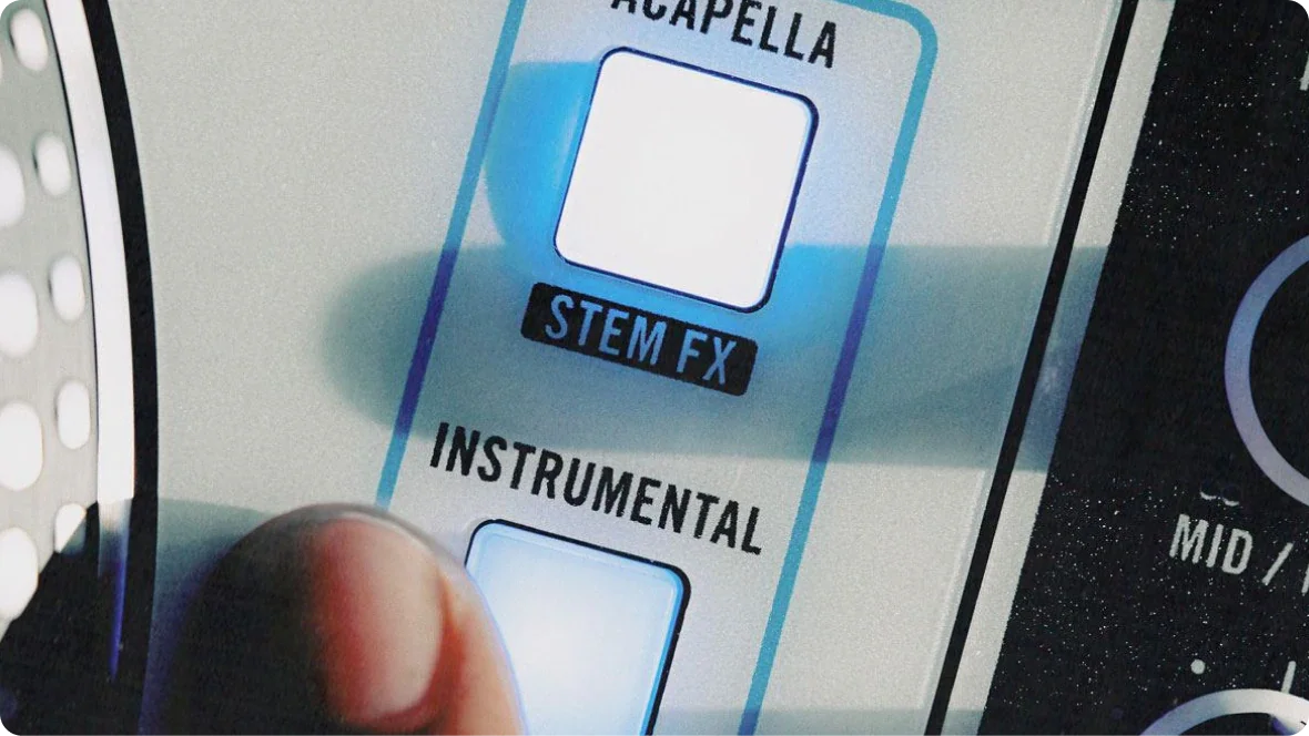 Gros plan sur la section centrale du Rane One MKII mettant en valeur le crossfader MAG FOUR et les boutons Stems.
